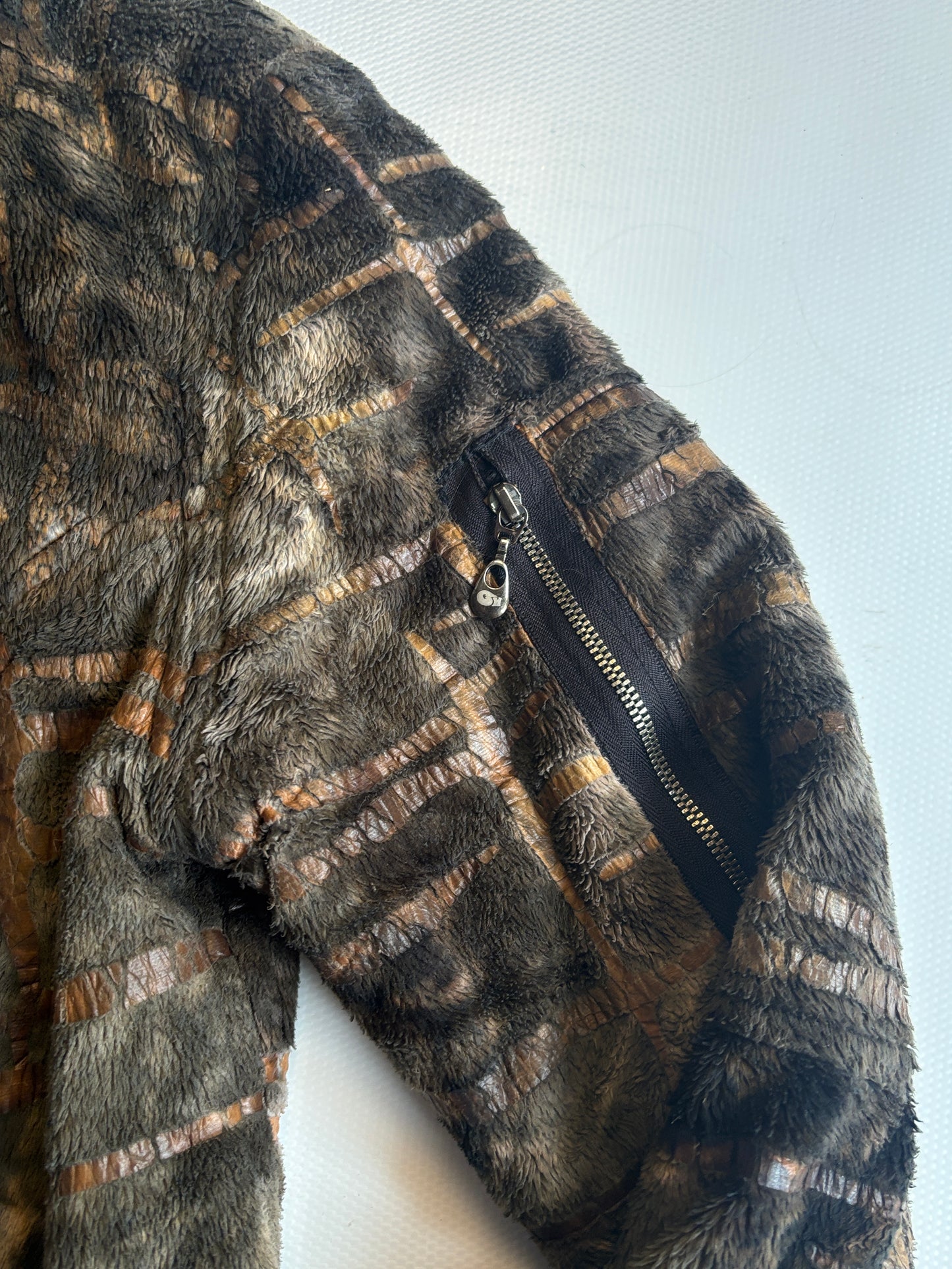 Cheshire asymmetrische Kunstfelljacke in braun schwarz mit Kragen, S