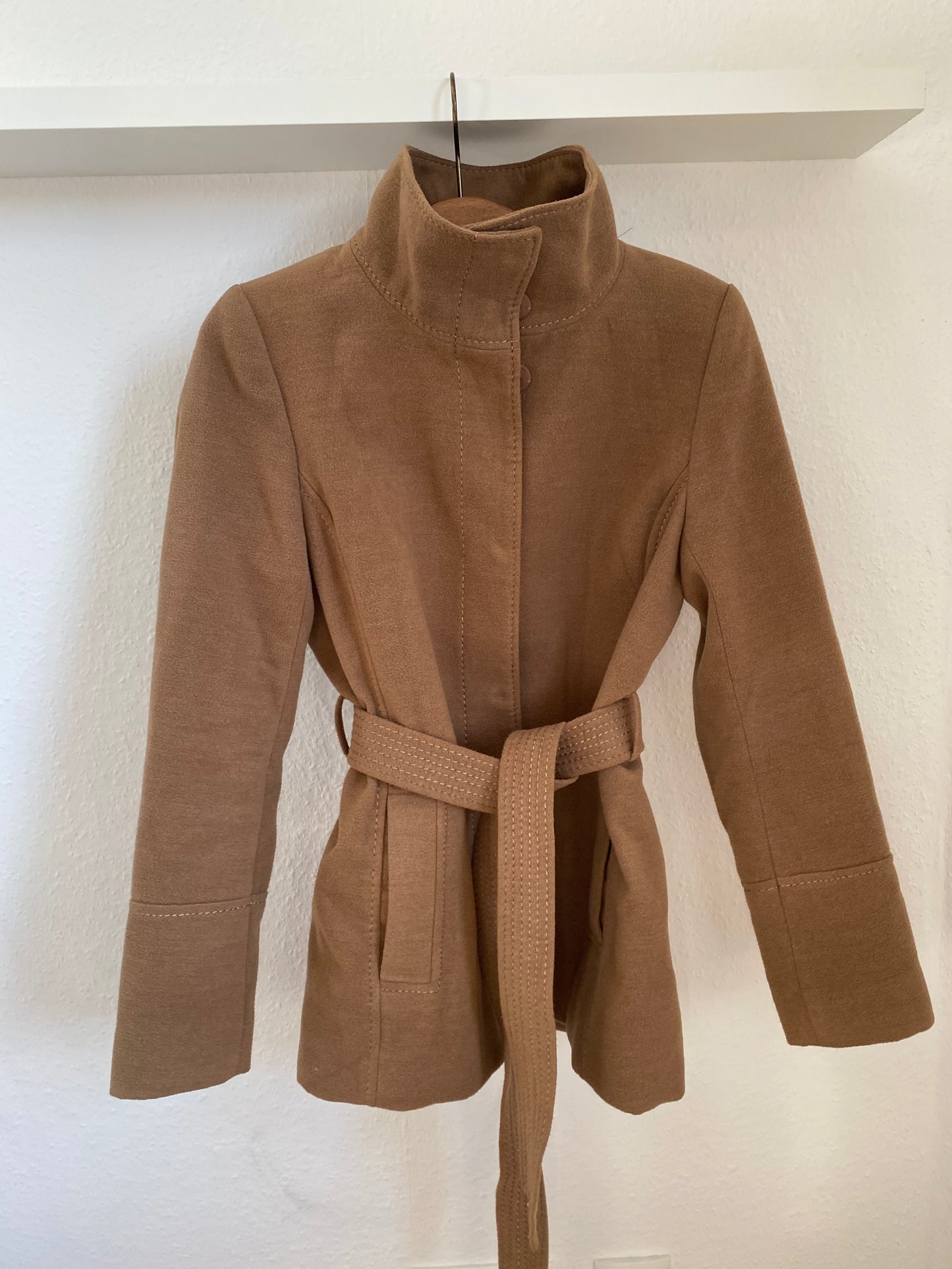 Jacke mit Bindegürtel und Kragen von H&M in kamel hellbraun, XS, S