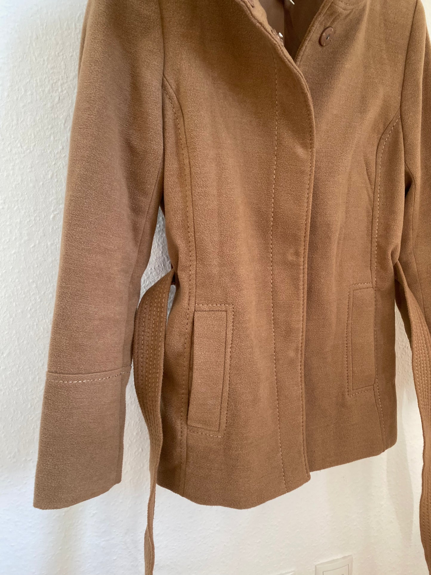 Jacke mit Bindegürtel und Kragen von H&M in kamel hellbraun, XS, S