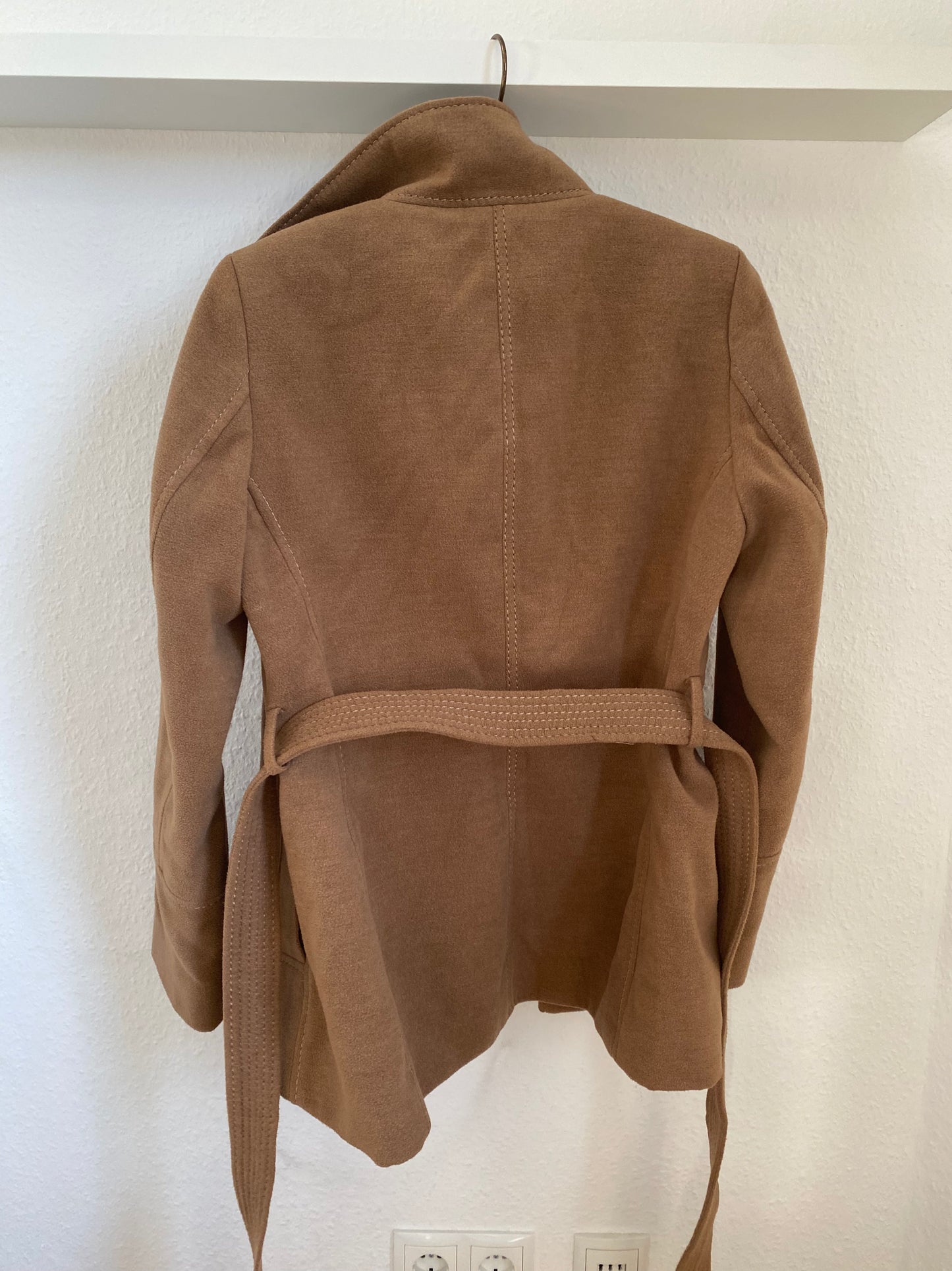Jacke mit Bindegürtel und Kragen von H&M in kamel hellbraun, XS, S