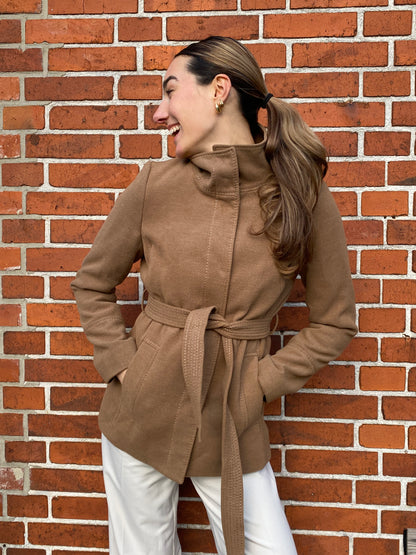 Jacke mit Bindegürtel und Kragen von H&M in kamel hellbraun, XS, S