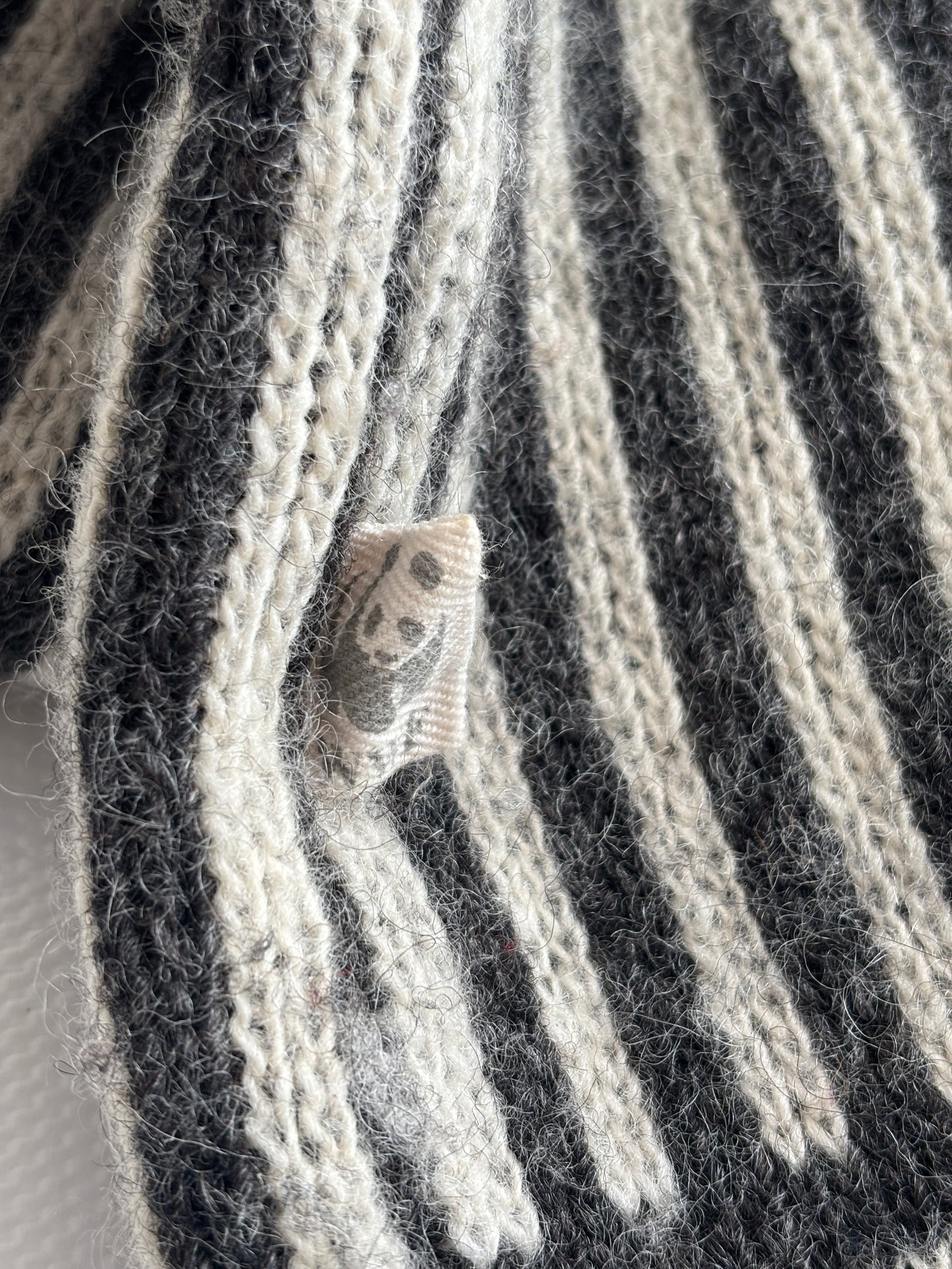 Dicker Schurwolle Strickpullover in grau-weiß gemustert, oversize S,M