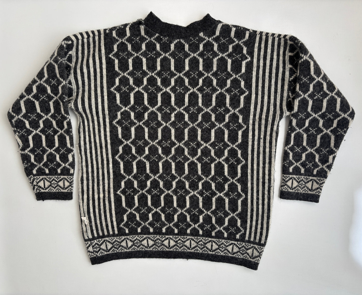 Dicker Schurwolle Strickpullover in grau-weiß gemustert, oversize S,M