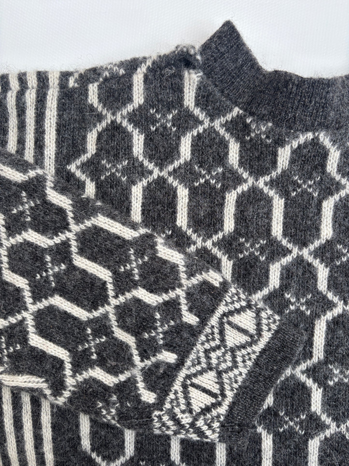 Dicker Schurwolle Strickpullover in grau-weiß gemustert, oversize S,M