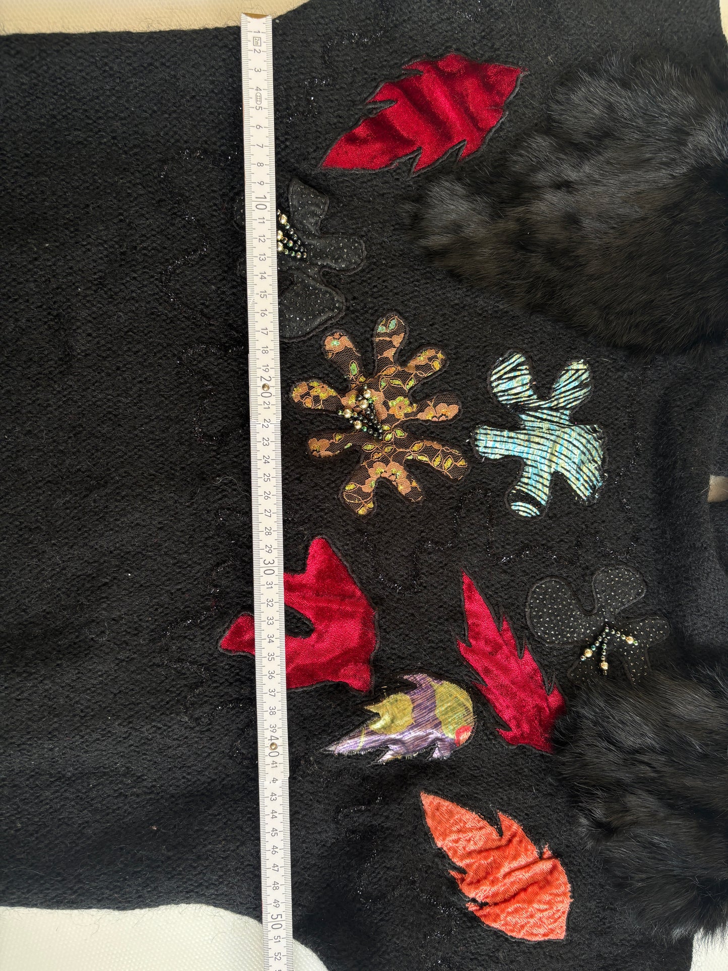 Mohair 80er Jahre Pullover mit Kunstfellbesatz und Verzierungen, schwarz, S,M