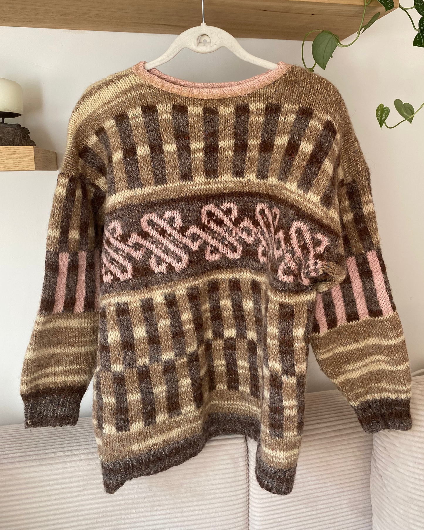 Handgestrickter Pullover in creme-beige mit rosa Muster, Unikat, S,M