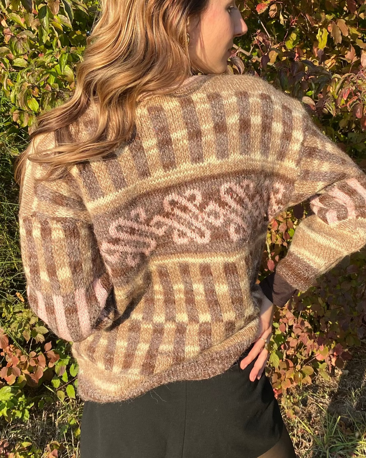 Handgestrickter Pullover in creme-beige mit rosa Muster, Unikat, S,M