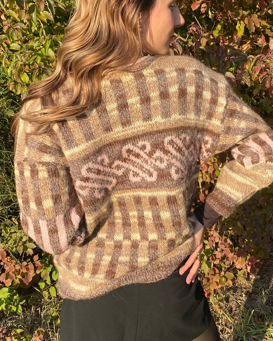 Handgestrickter Pullover in creme-beige mit rosa Muster, Unikat, S,M