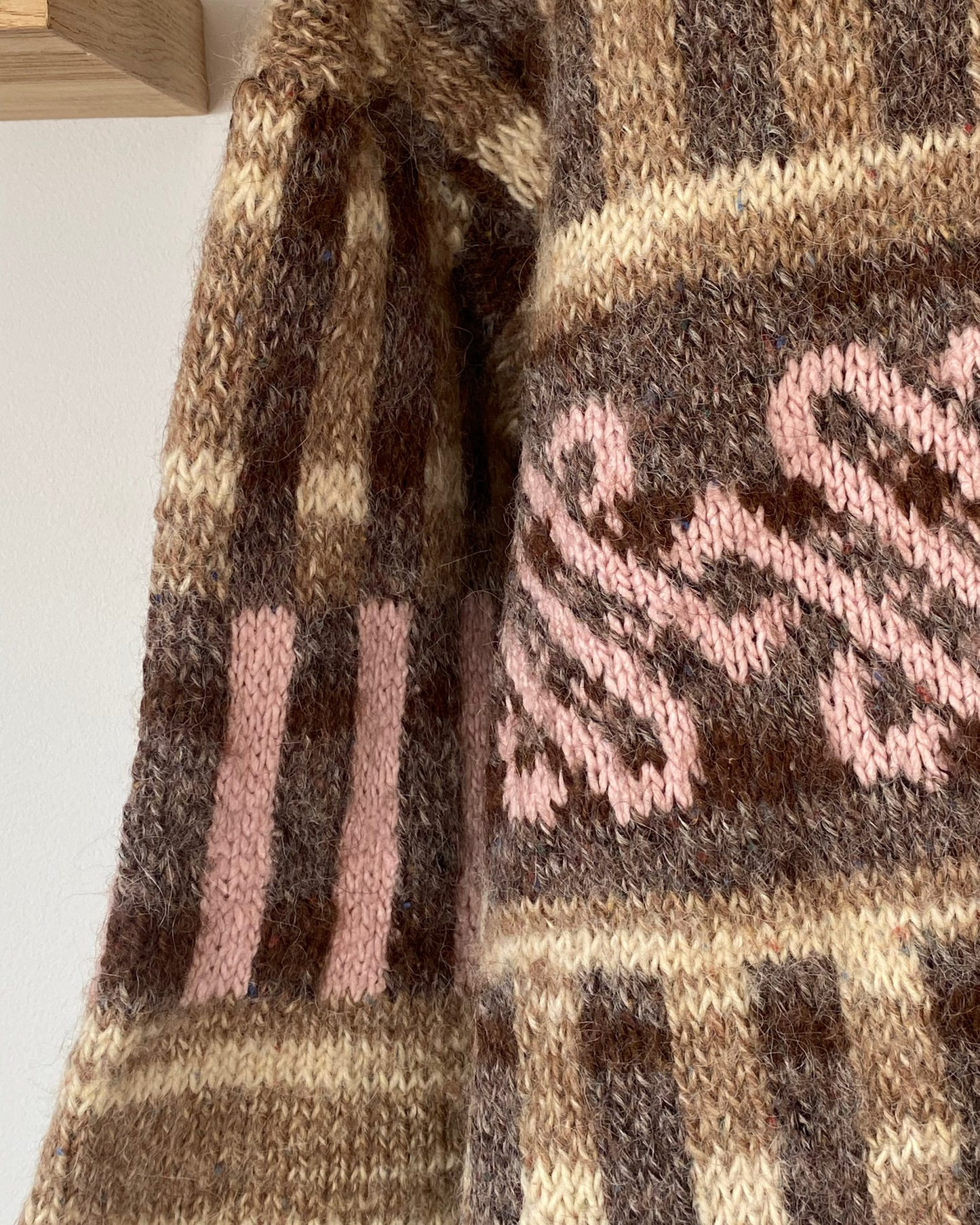 Handgestrickter Pullover in creme-beige mit rosa Muster, Unikat, S,M