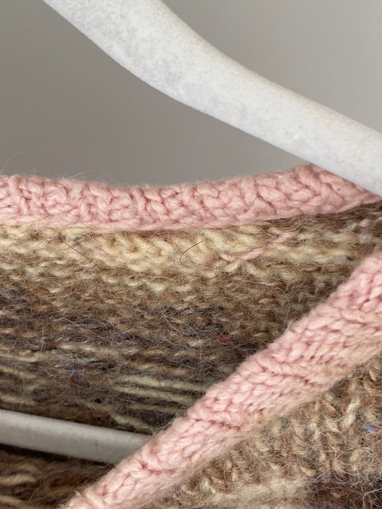 Handgestrickter Pullover in creme-beige mit rosa Muster, Unikat, S,M