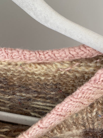 Handgestrickter Pullover in creme-beige mit rosa Muster, Unikat, S,M