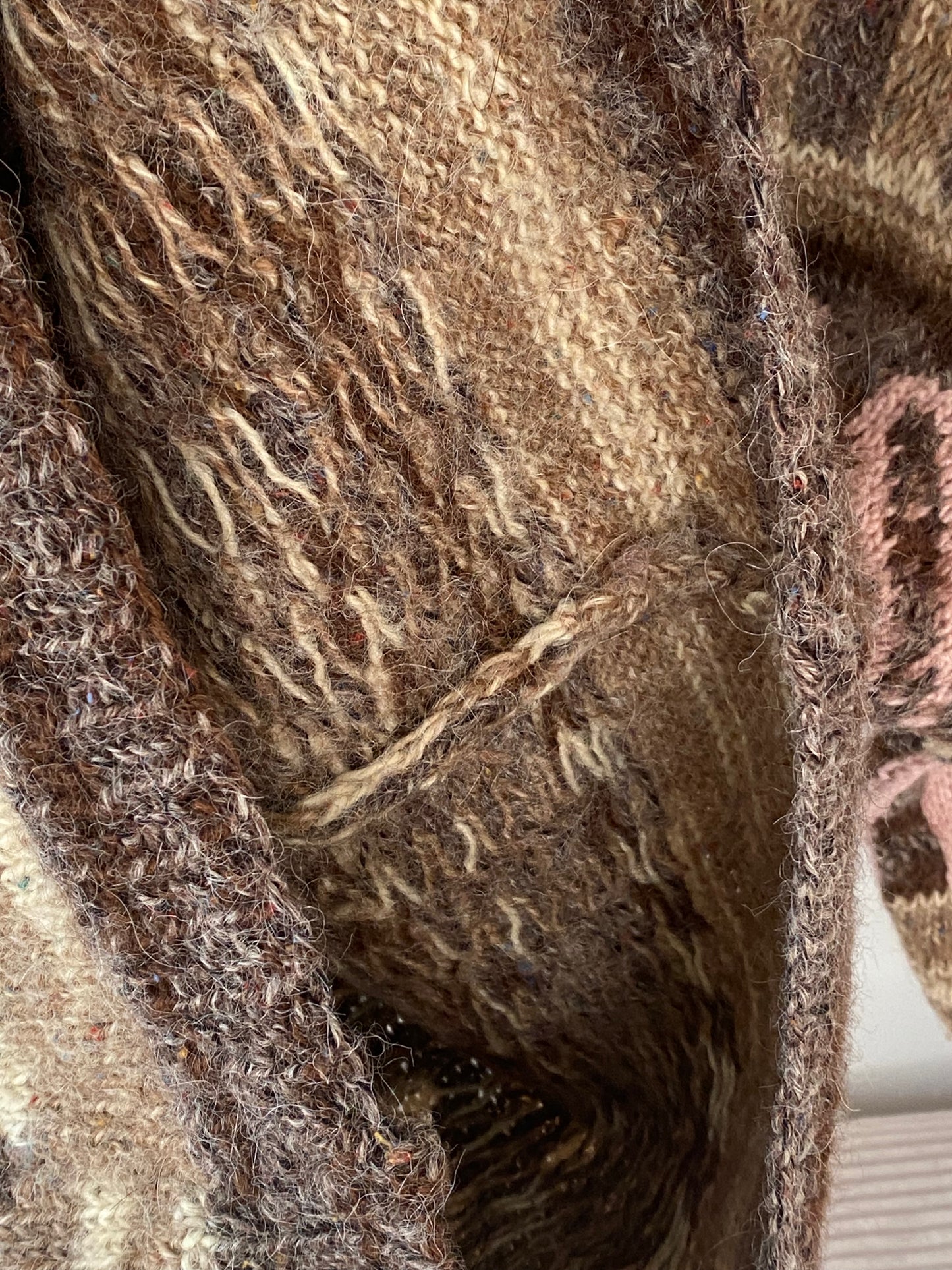 Handgestrickter Pullover in creme-beige mit rosa Muster, Unikat, S,M