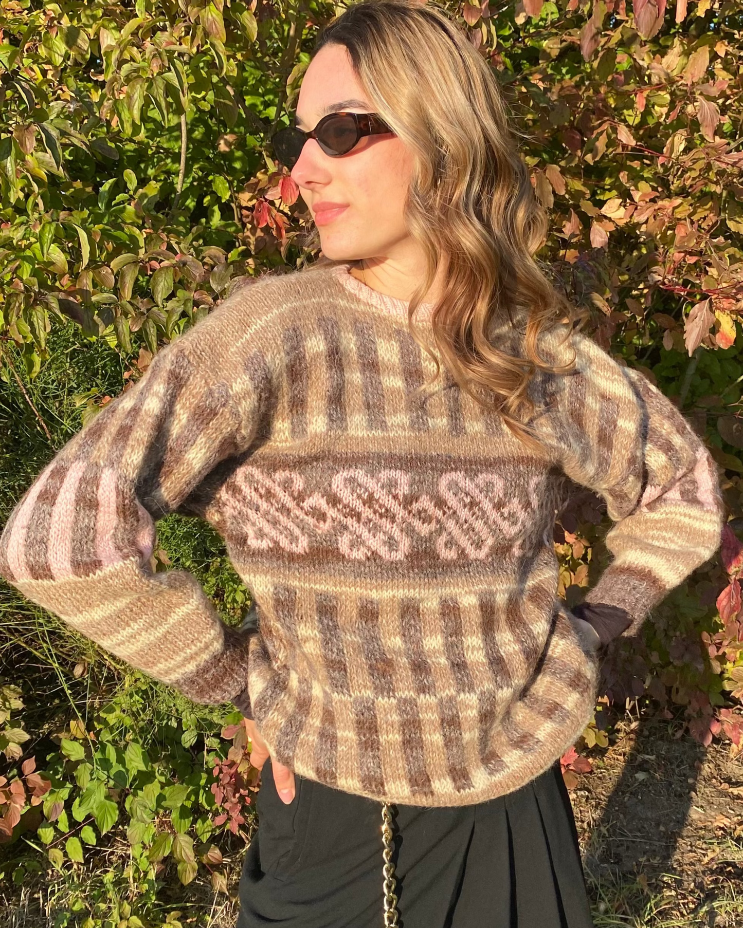 Handgestrickter Pullover in creme-beige mit rosa Muster, Unikat, S,M