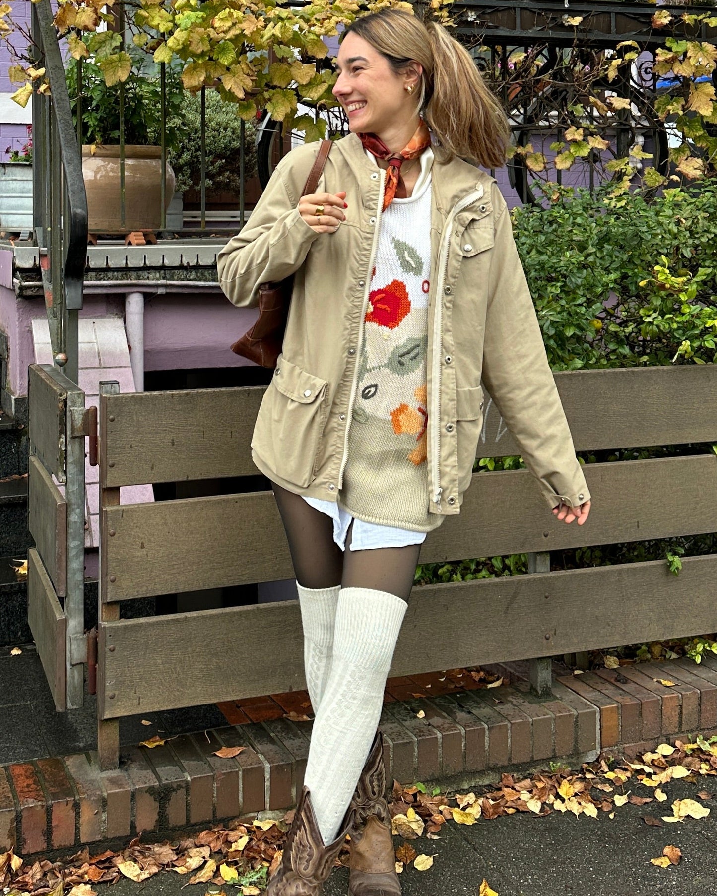 Vintage Grobstrickpullover mit gestickten Blumen in beige, oversize XL