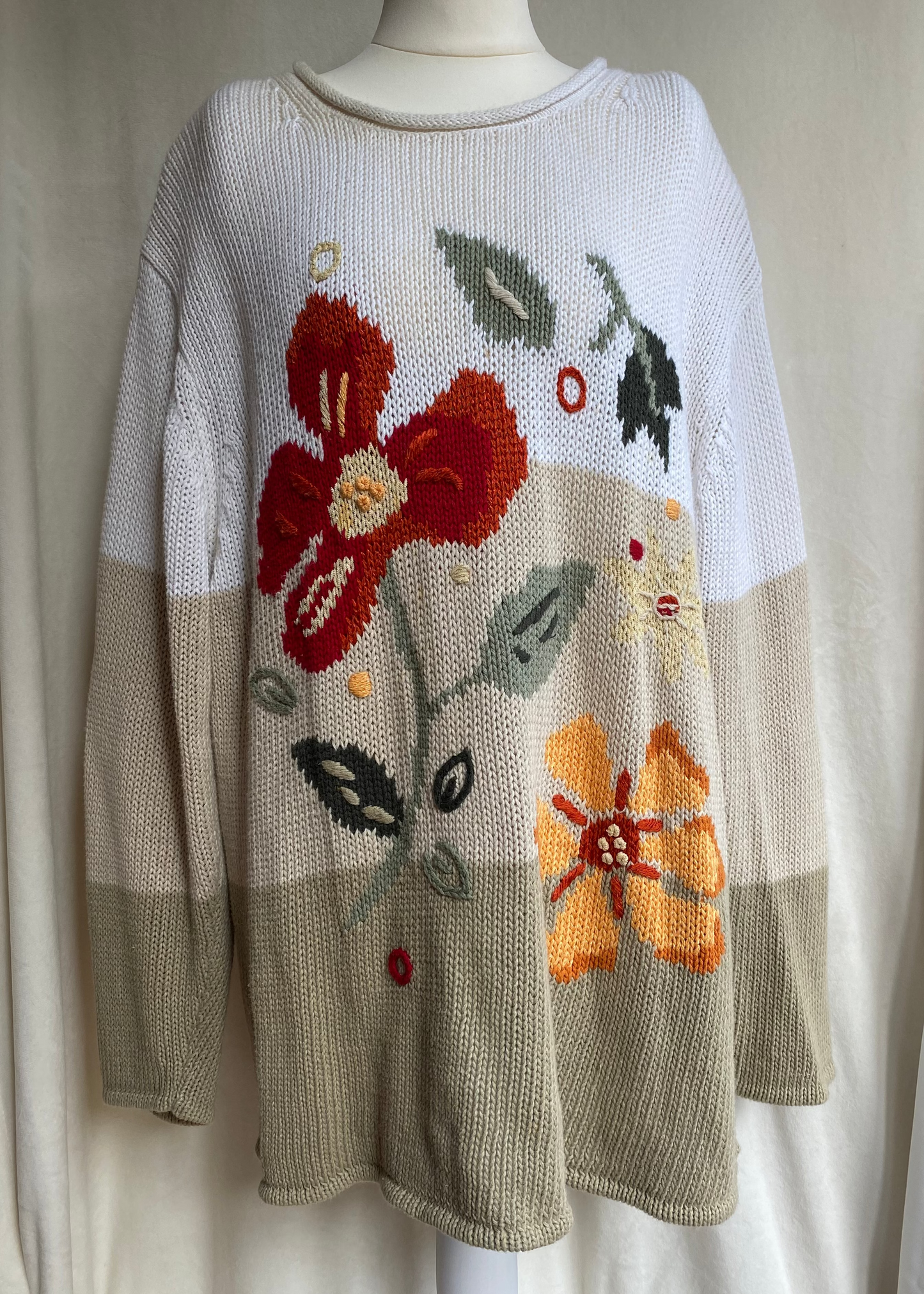 Vintage Grobstrickpullover mit gestickten Blumen in beige, oversize XL