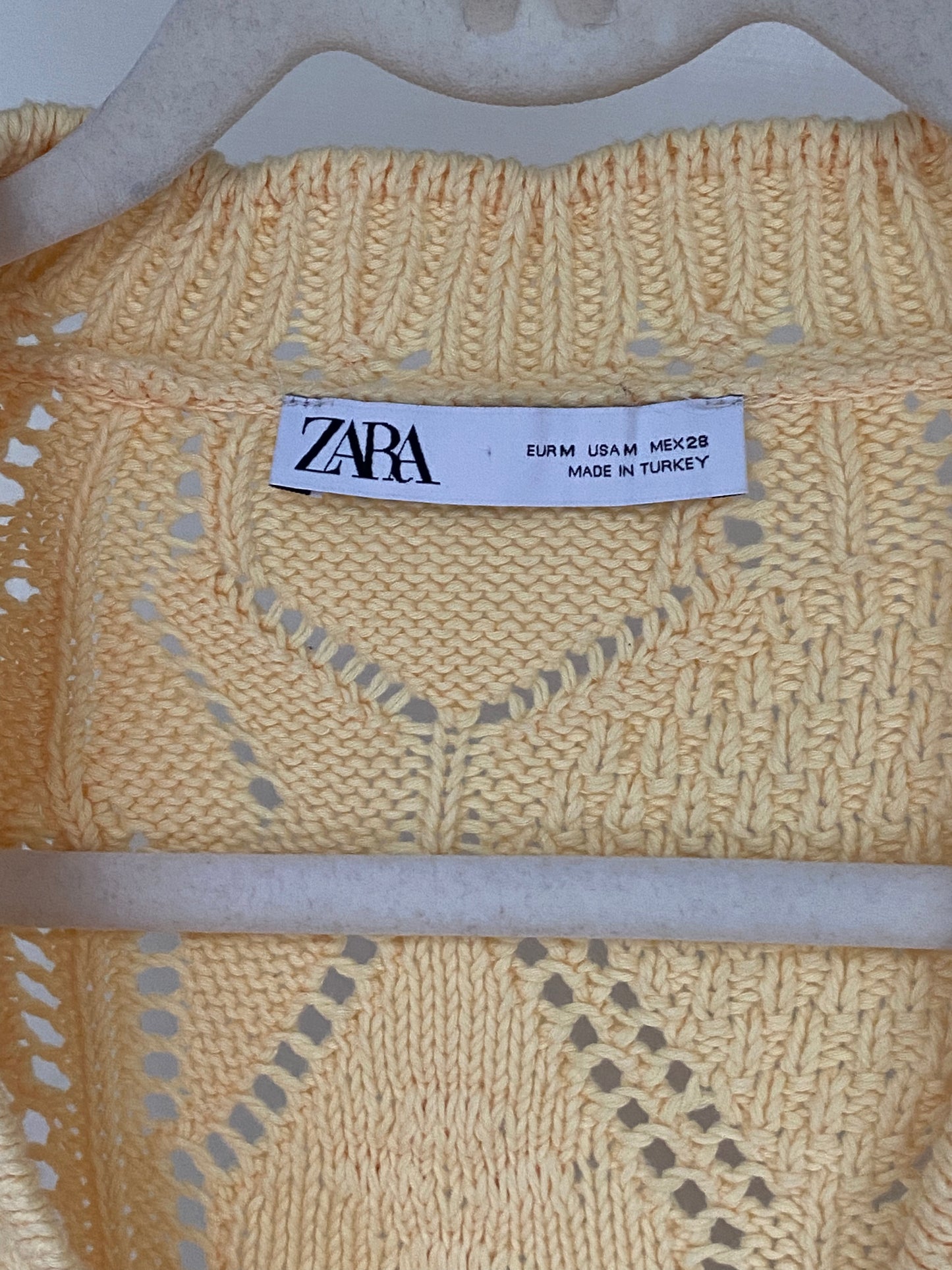 Pre-loved Zara Strickcardigan in hellgelb mit Blumen-Stickerei, M