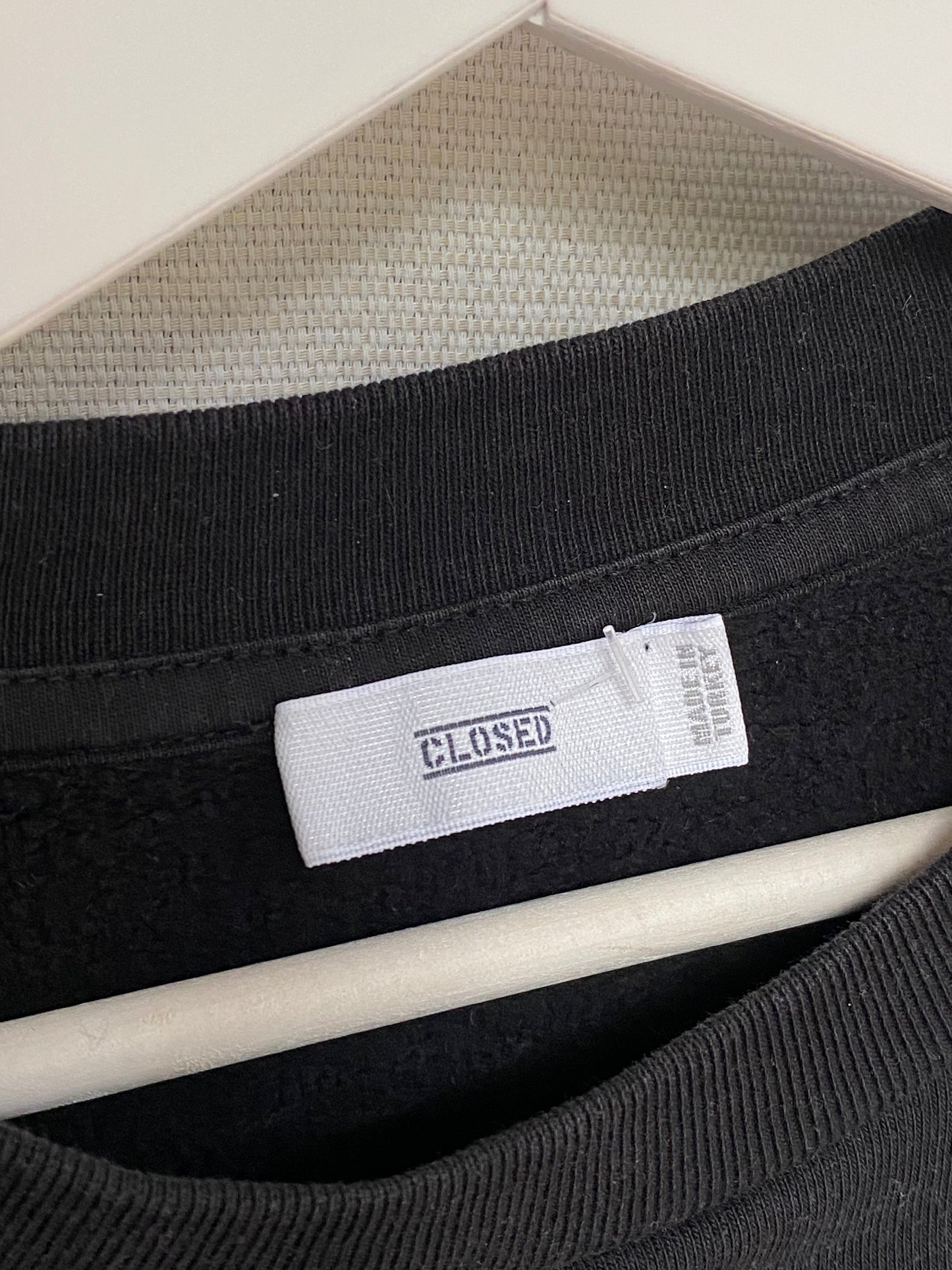 Closed Bio-Baumwolle Sweater in schwarz mit Logoschriftzug, XS,S