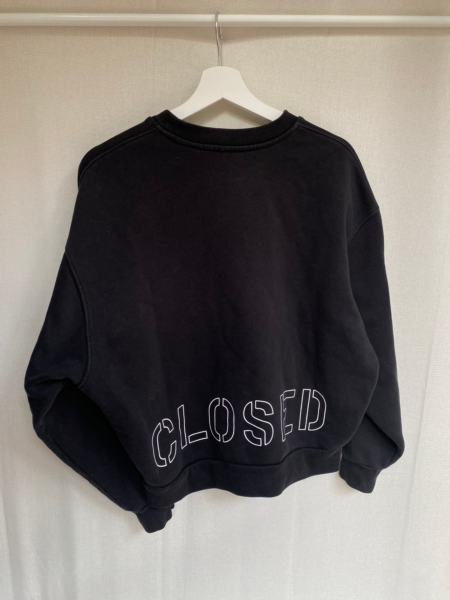 Closed Bio-Baumwolle Sweater in schwarz mit Logoschriftzug, XS,S