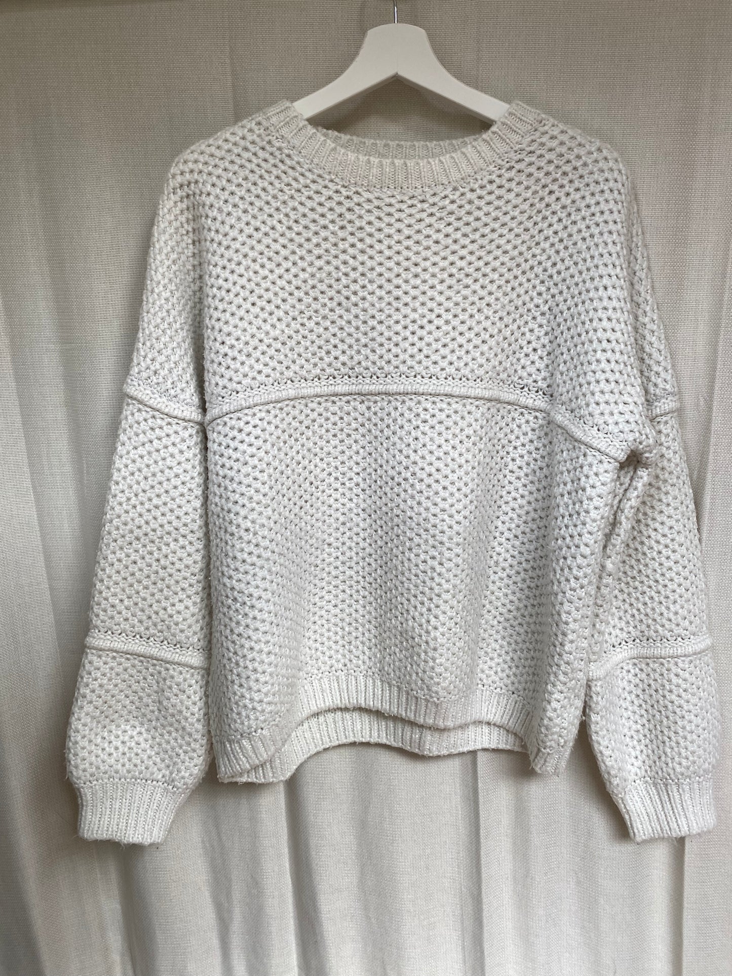 Offwhite farbener Ajour-Muster Lochstrick Pullover, baggy, M