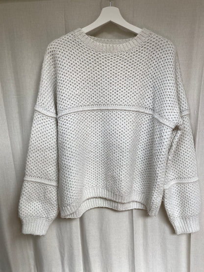 Offwhite farbener Ajour-Muster Lochstrick Pullover, baggy, M