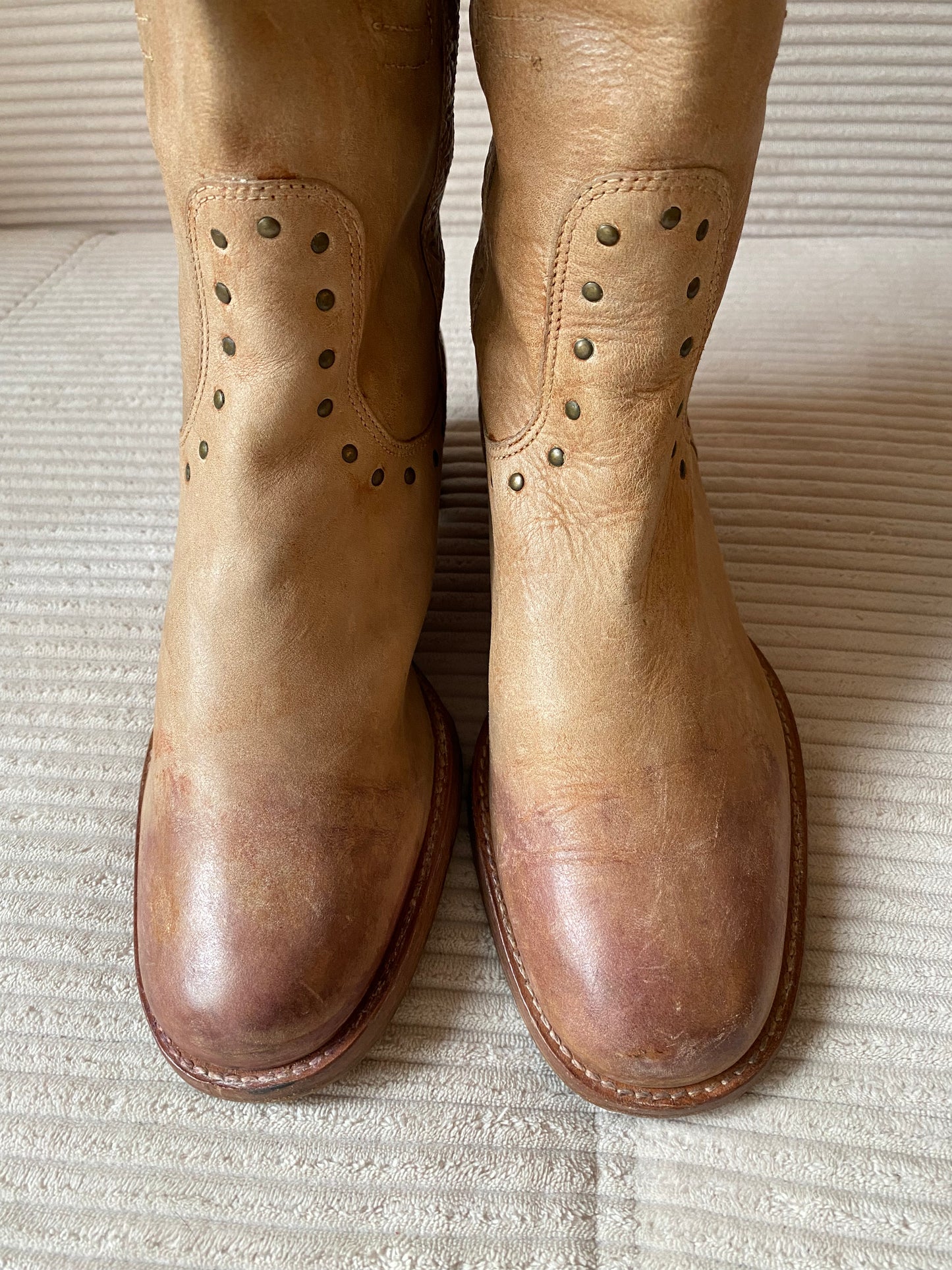 Buffalo derbe retro Lederstiefel hellbraun mit Verzierung, Gr. 40