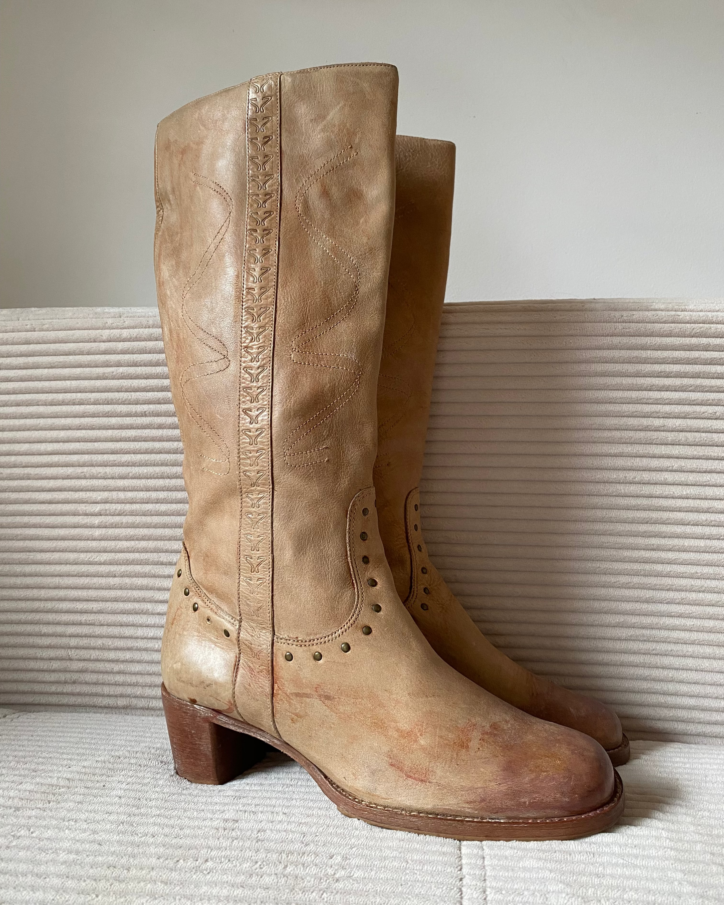 Buffalo derbe retro Lederstiefel hellbraun mit Verzierung, Gr. 40