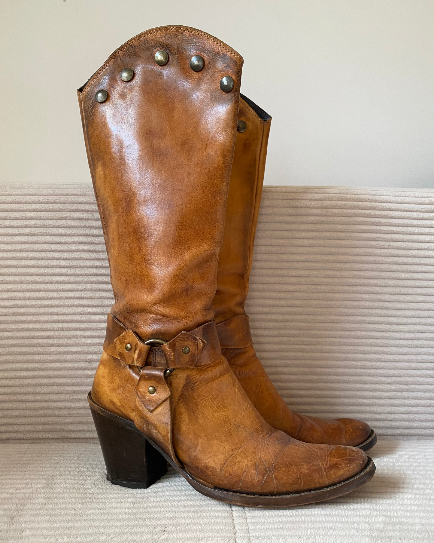 Lederstiefel cognac braun mit Nieten, Langschaft mit Absatz, Gr. 39