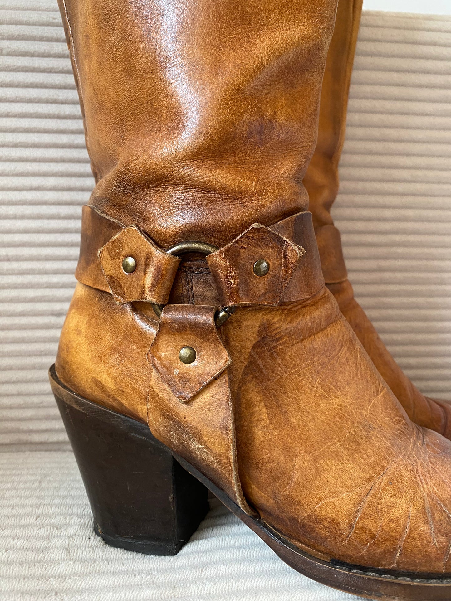 Lederstiefel cognac braun mit Nieten, Langschaft mit Absatz, Gr. 39