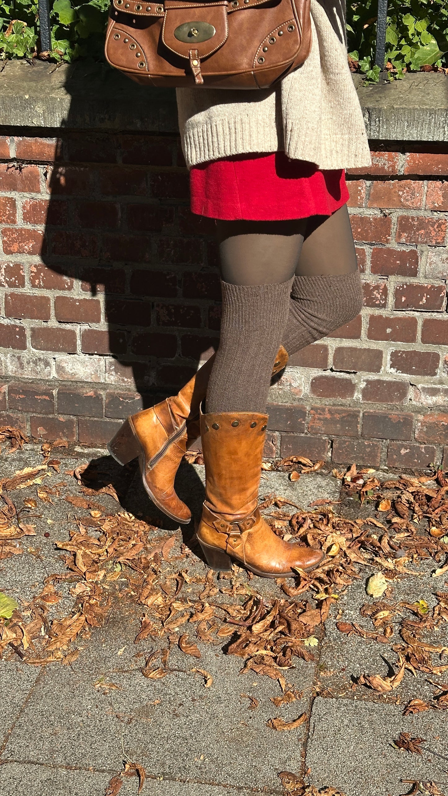 Lederstiefel cognac braun mit Nieten, Langschaft mit Absatz, Gr. 39