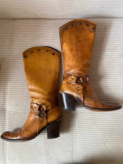 Lederstiefel cognac braun mit Nieten, Langschaft mit Absatz, Gr. 39