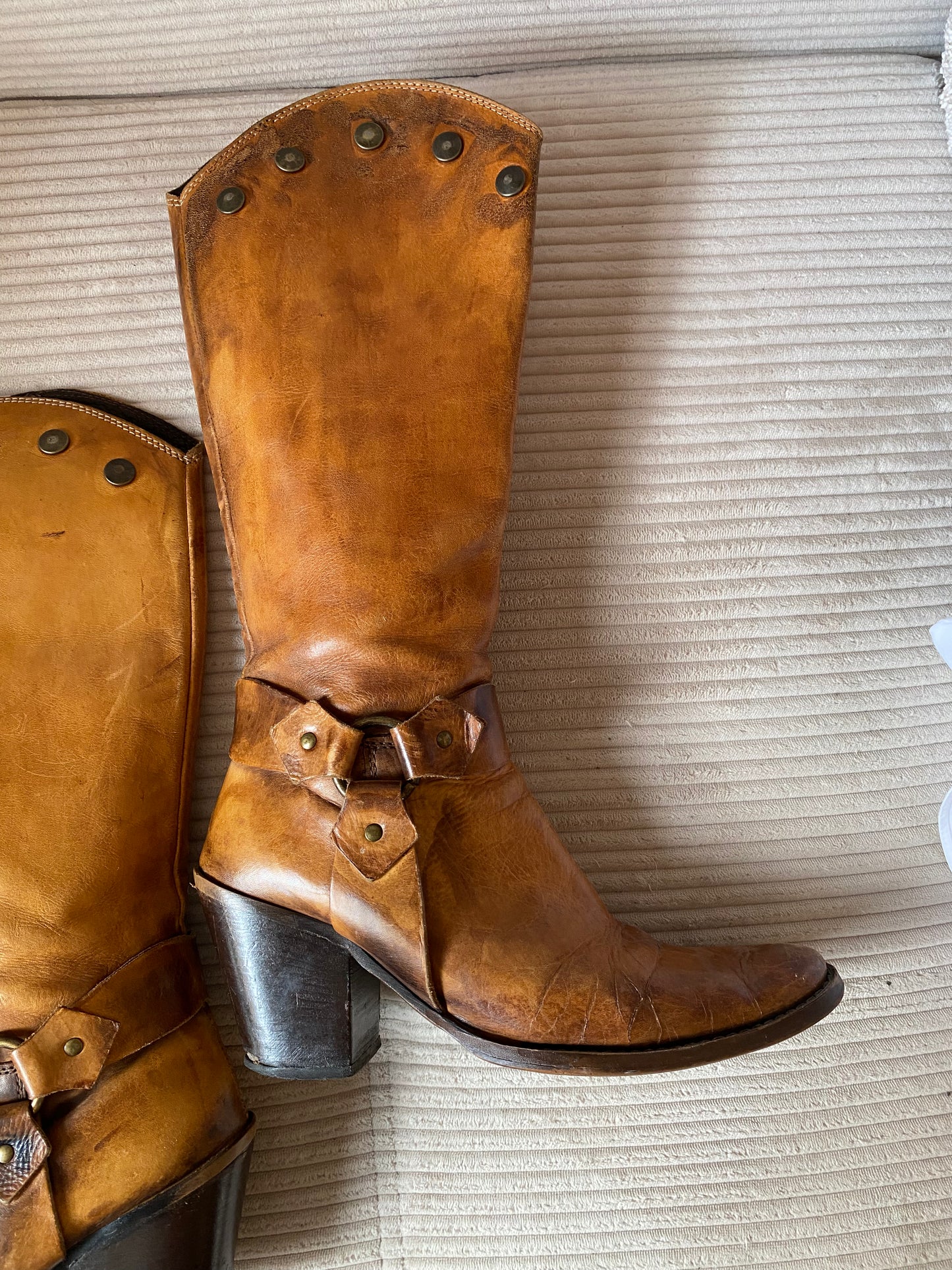 Lederstiefel cognac braun mit Nieten, Langschaft mit Absatz, Gr. 39
