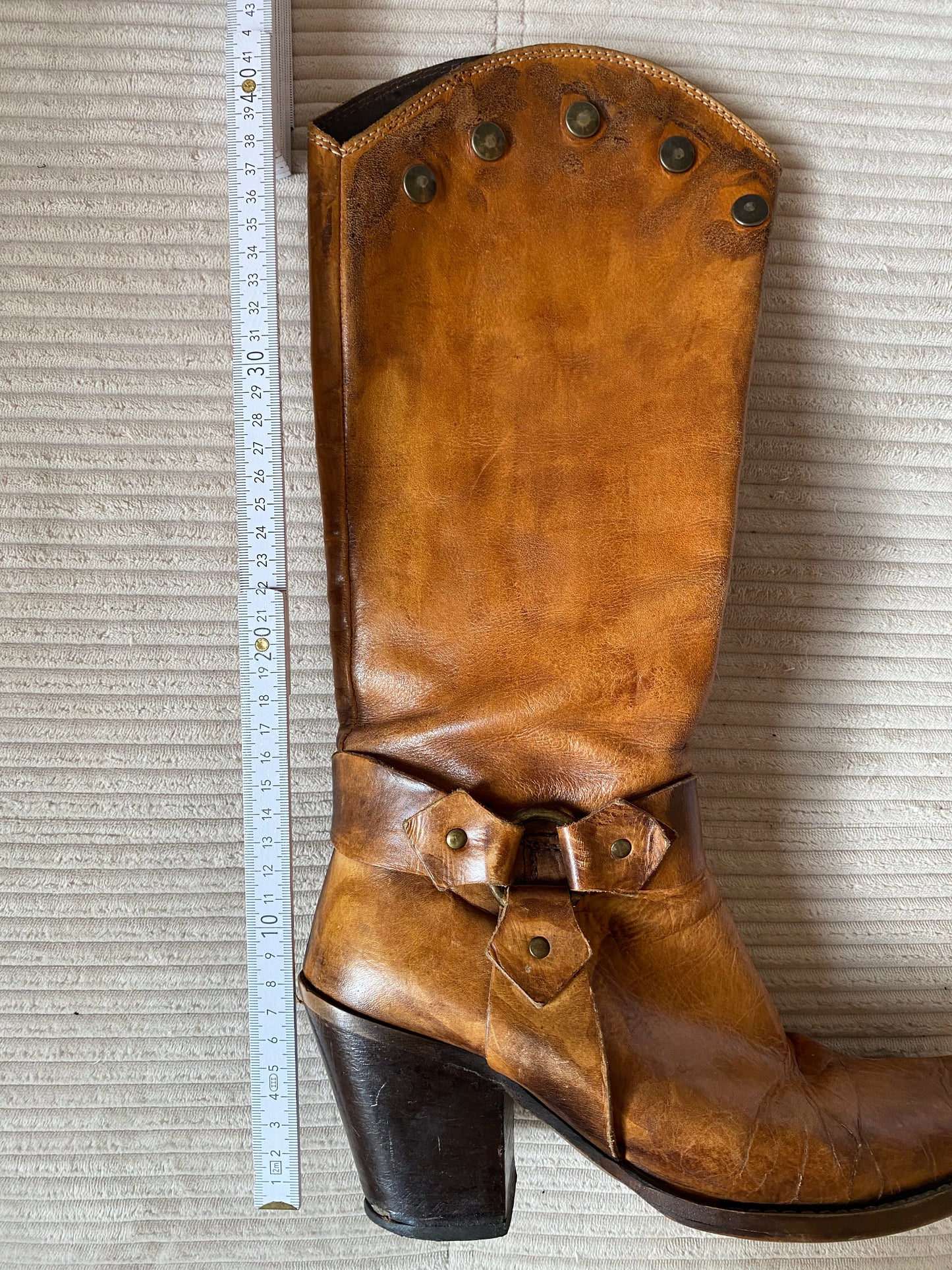 Lederstiefel cognac braun mit Nieten, Langschaft mit Absatz, Gr. 39