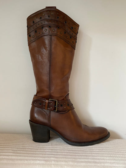 Braune hohe Lederstiefel mit Verzierung und Schnalle, Gr. 38