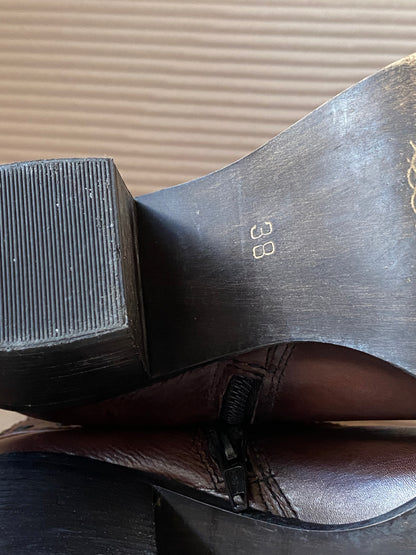 Braune hohe Lederstiefel mit Verzierung und Schnalle, Gr. 38