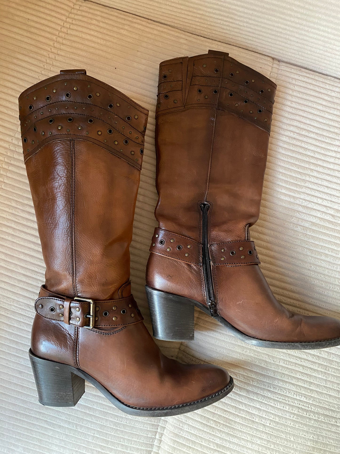 Braune hohe Lederstiefel mit Verzierung und Schnalle, Gr. 38