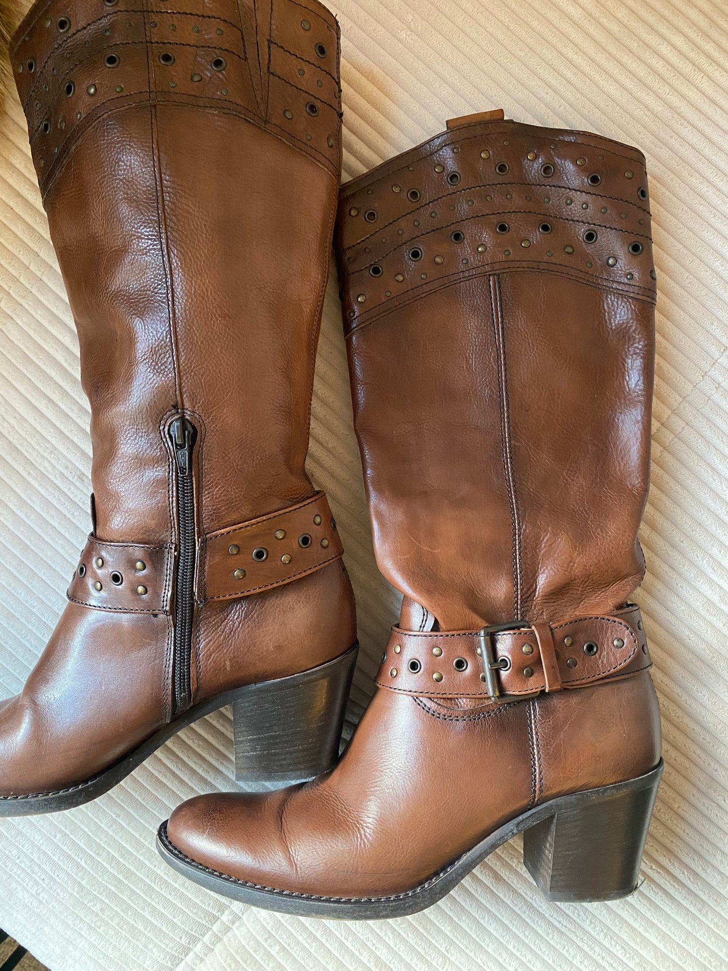 Braune hohe Lederstiefel mit Verzierung und Schnalle, Gr. 38