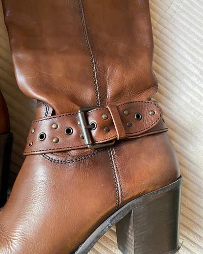 Braune hohe Lederstiefel mit Verzierung und Schnalle, Gr. 38