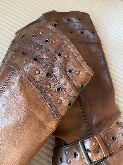 Braune hohe Lederstiefel mit Verzierung und Schnalle, Gr. 38