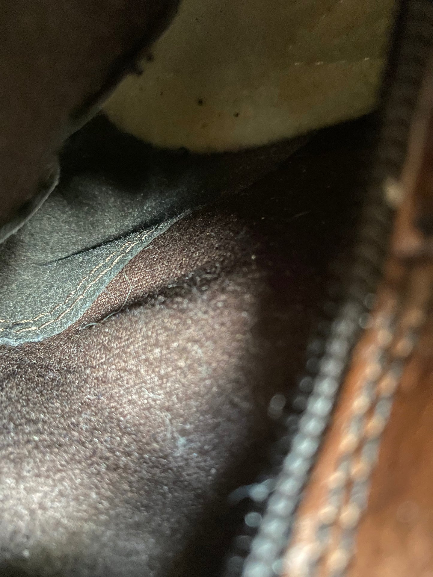 Braune hohe Lederstiefel mit Verzierung und Schnalle, Gr. 38