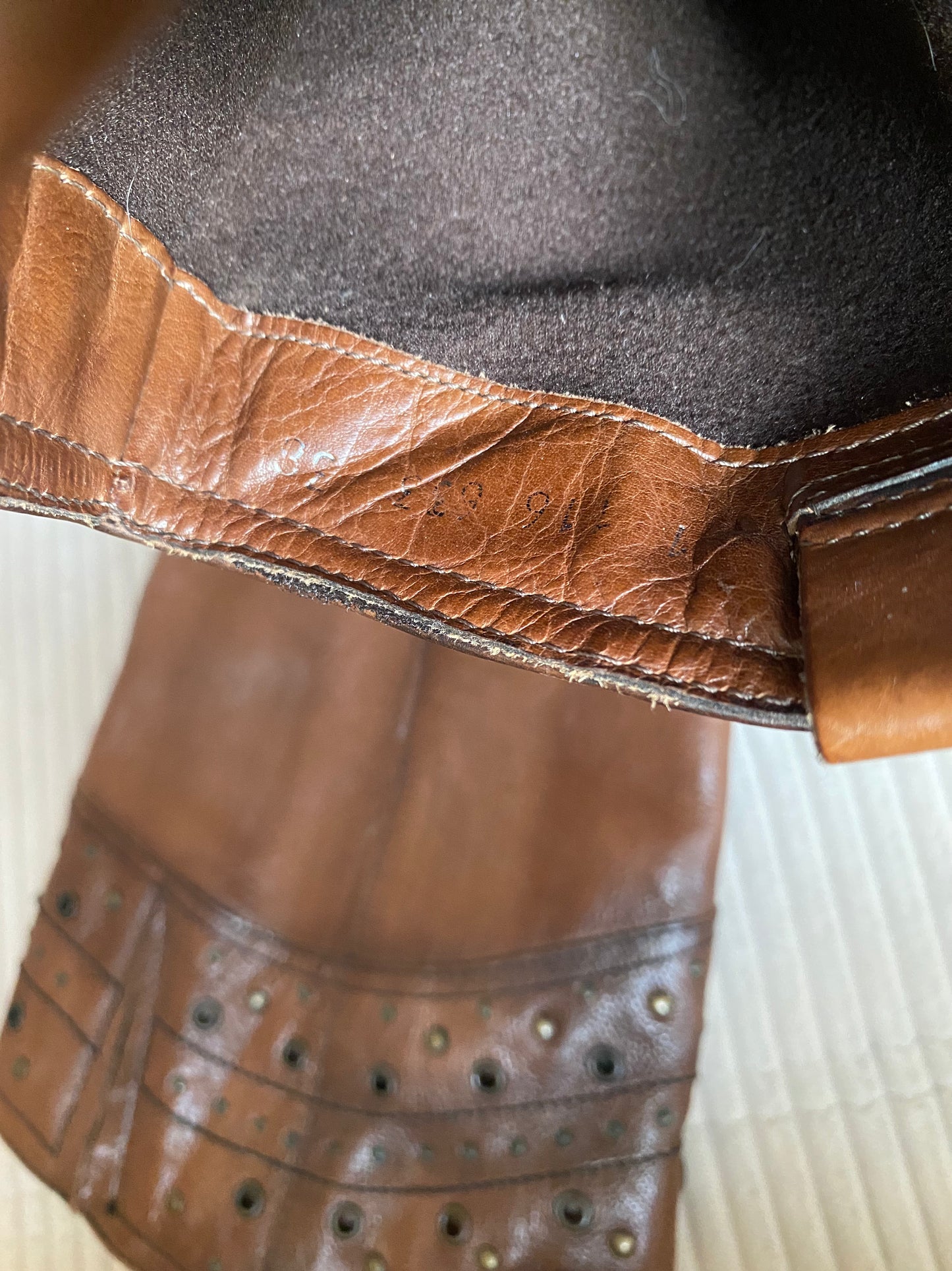 Braune hohe Lederstiefel mit Verzierung und Schnalle, Gr. 38