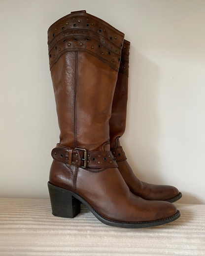 Braune hohe Lederstiefel mit Verzierung und Schnalle, Gr. 38