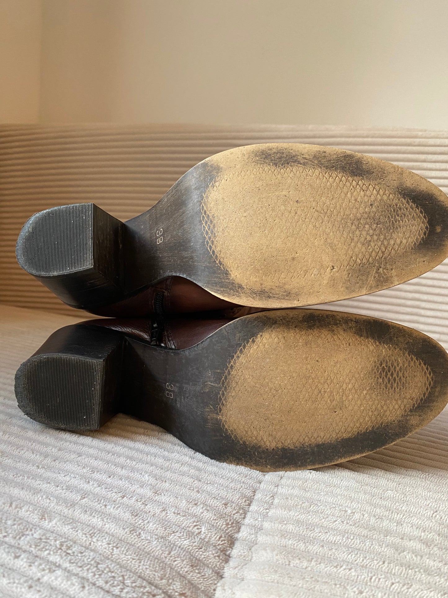 Braune hohe Lederstiefel mit Verzierung und Schnalle, Gr. 38