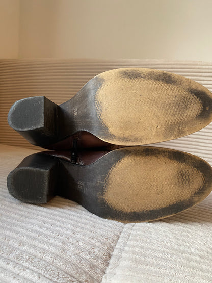 Braune hohe Lederstiefel mit Verzierung und Schnalle, Gr. 38