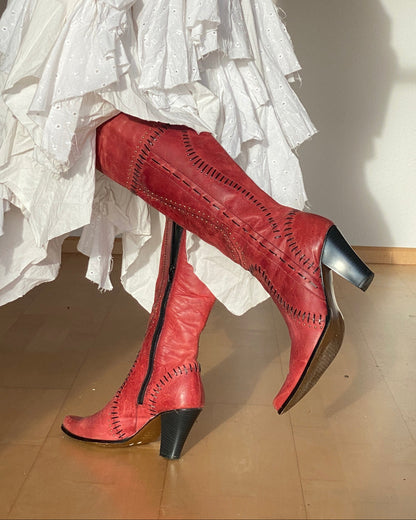 Lederstiefel in bordeaux rot mit schwarzer Verzierung und Absatz, Gr. 39