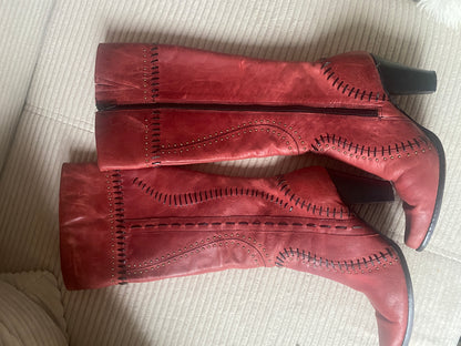 Lederstiefel in bordeaux rot mit schwarzer Verzierung und Absatz, Gr. 39