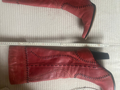 Lederstiefel in bordeaux rot mit schwarzer Verzierung und Absatz, Gr. 39