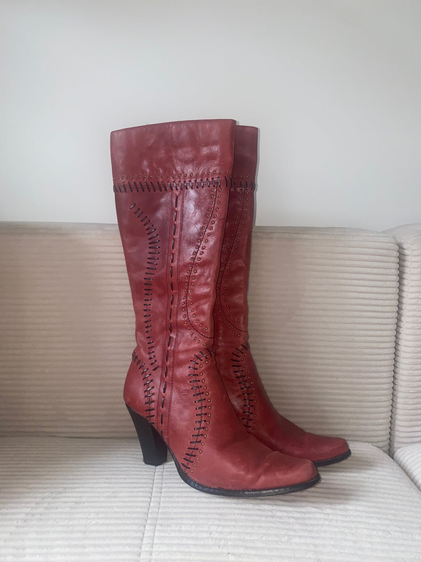 Lederstiefel in bordeaux rot mit schwarzer Verzierung und Absatz, Gr. 39