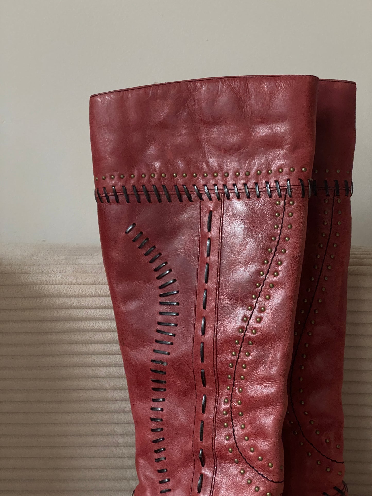 Lederstiefel in bordeaux rot mit schwarzer Verzierung und Absatz, Gr. 39