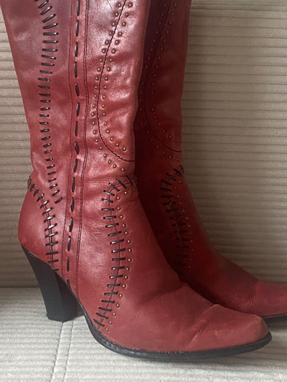 Lederstiefel in bordeaux rot mit schwarzer Verzierung und Absatz, Gr. 39