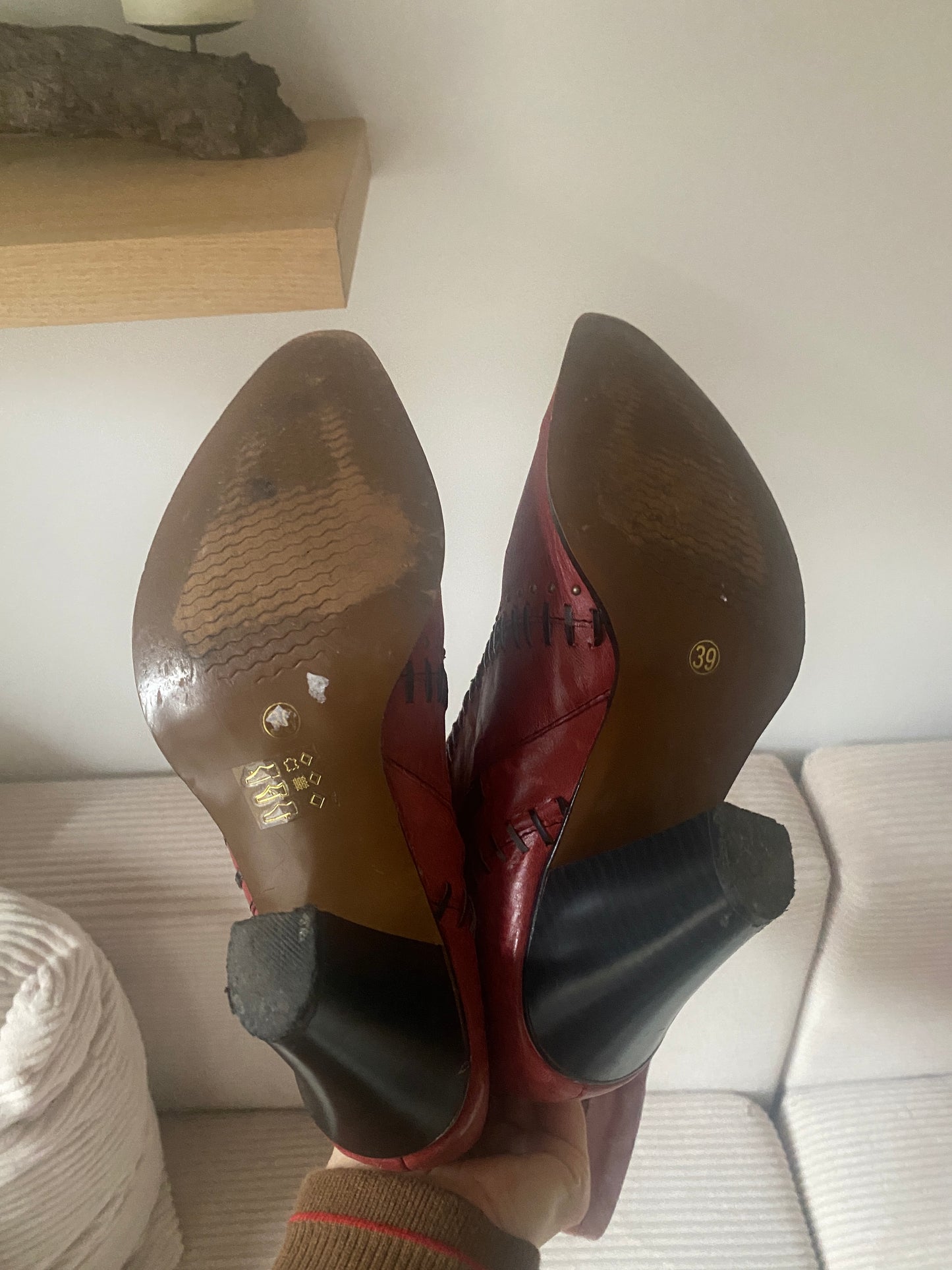 Lederstiefel in bordeaux rot mit schwarzer Verzierung und Absatz, Gr. 39
